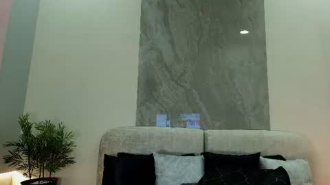 Snapshot of lorenzo_walker_ chatting on 06/29/26, 05:35 L O R E N Z O Thumbs Up help online show from 06/29/26, 05:35