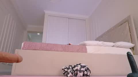 Snapshot of lori_leen chatting on 09/10/25, 06:57 Leyla  online show from 09/10/25, 06:57