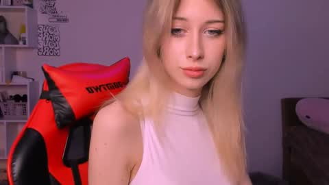 Snapshot of lori_meow chatting on 10/03/25, 04:59 Lori online show from 10/03/25, 04:59