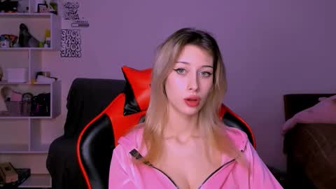 Snapshot of lori_meow chatting on 10/07/25, 06:49 Lori online show from 10/07/25, 06:49