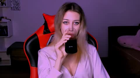 Snapshot of lori_meow chatting on 10/18/25, 06:30 Lori online show from 10/18/25, 06:30