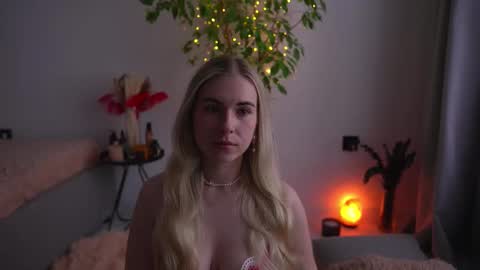 Snapshot of lorrie_love_story chatting on 09/14/25, 09:19 Lorrie online show from 09/14/25, 09:19