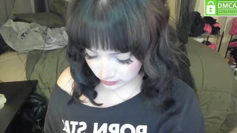 Snapshot of lottiepoppie chatting on 12/13/24, 09:02 Lottiepoppie online show from 12/13/24, 09:02