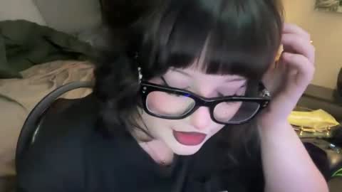 Snapshot of lottiepoppie chatting on 12/20/24, 03:25 Lottiepoppie online show from 12/20/24, 03:25