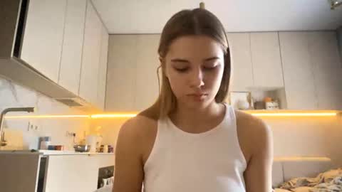 Snapshot of louannkorth chatting on 06/09/26, 06:25 Bella online show from 06/09/26, 06:25
