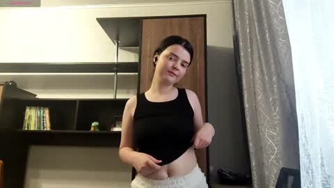 Snapshot of loudeguise chatting on 06/25/26, 09:14 Esma online show from 06/25/26, 09:14