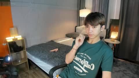 Snapshot of louieismy_name chatting on 12/26/24, 02:01 ignot ursh online show from 12/26/24, 02:01