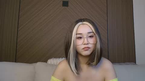 Snapshot of louisakim_ chatting on 05/25/26, 08:15 Kim online show from 05/25/26, 08:15