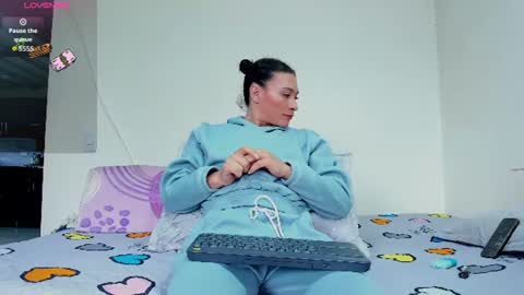 Snapshot of louise_22cm chatting on 06/19/26, 01:26 Mi lu online show from 06/19/26, 01:26