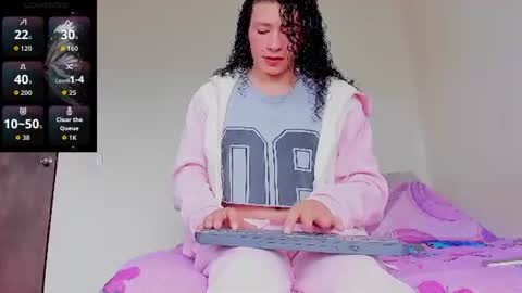 Snapshot of louise_22cm chatting on 07/20/26, 01:02 Mi lu online show from 07/20/26, 01:02