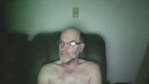 Snapshot of louism13 chatting on 10/27/25, 03:32 louism13 online show from 10/27/25, 03:32