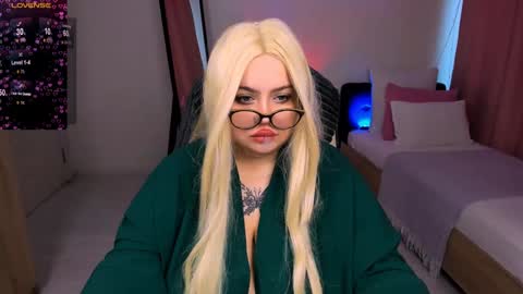 Snapshot of love_insidee chatting on 02/02/25, 08:02 Sailor online show from 02/02/25, 08:02