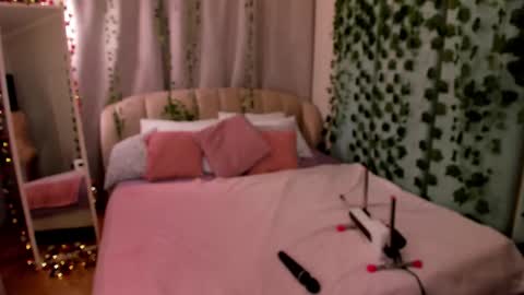 Lola online show from 12/04/25, 12:09