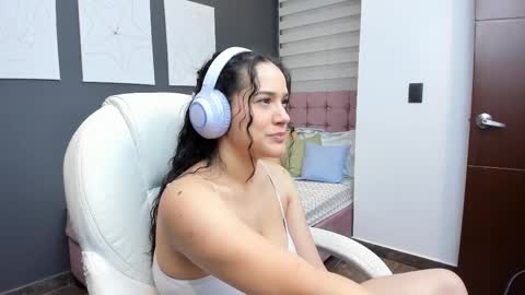 Snapshot of love_kris chatting on 10/26/25, 02:28 Kristen LoveBerry online show from 10/26/25, 02:28