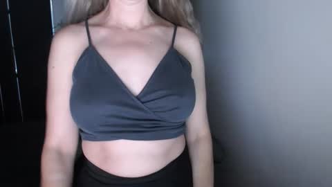 LoVe On  online show from 11/24/25, 03:01