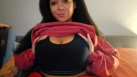 Snapshot of love_raquel_xo chatting on 07/01/26, 03:30 Raquel Love online show from 07/01/26, 03:30