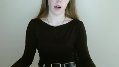 Snapshot of love_vivian chatting on 05/15/26, 12:23 Vivian online show from 05/15/26, 12:23