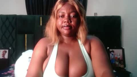 Snapshot of lovecumsluttie chatting on 11/17/25, 07:19 mila online show from 11/17/25, 07:19