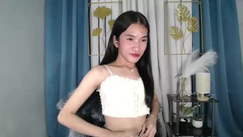 Snapshot of lovely_bellax chatting on 05/18/26, 04:07 BELLA online show from 05/18/26, 04:07