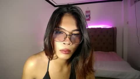 Snapshot of lovely_oliviax chatting on 05/13/26, 04:43 KATE online show from 05/13/26, 04:43
