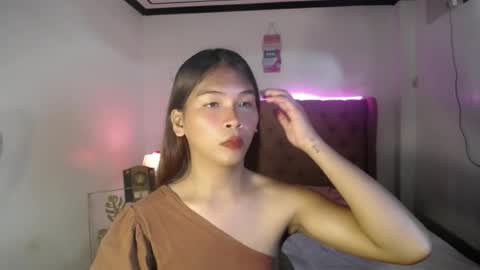 Snapshot of lovely_oliviax chatting on 06/08/26, 01:28 KATE online show from 06/08/26, 01:28