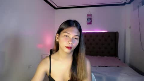 Snapshot of lovely_oliviax chatting on 06/17/26, 05:36 KATE online show from 06/17/26, 05:36