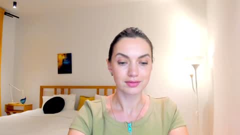 Snapshot of lovelyeemia chatting on 12/10/24, 01:44 Mia online show from 12/10/24, 01:44