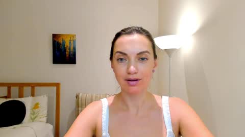 Snapshot of lovelyeemia chatting on 12/21/24, 04:36 Mia online show from 12/21/24, 04:36