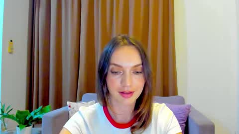 Snapshot of lovelyeemia chatting on 09/20/25, 01:56 Mia online show from 09/20/25, 01:56