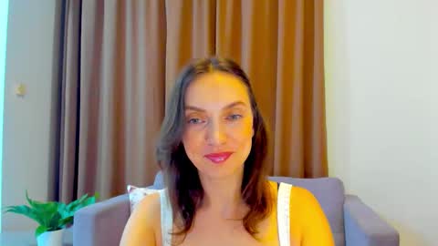 Snapshot of lovelyeemia chatting on 09/24/25, 10:18 Mia online show from 09/24/25, 10:18