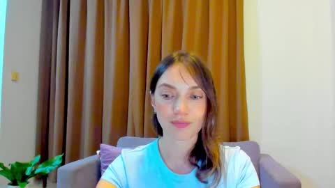 Snapshot of lovelyeemia chatting on 09/25/25, 01:48 Mia online show from 09/25/25, 01:48