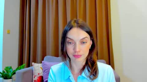 Snapshot of lovelyeemia chatting on 10/05/25, 12:03 Mia online show from 10/05/25, 12:03