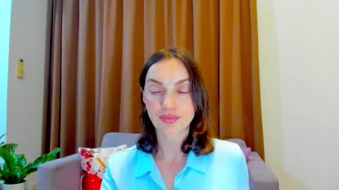 Snapshot of lovelyeemia chatting on 10/26/25, 02:12 Mia online show from 10/26/25, 02:12