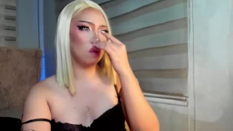 Snapshot of lovelymarie69 chatting on 09/11/25, 05:46 Rebeca online show from 09/11/25, 05:46