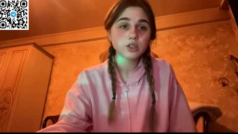 Snapshot of lovelysilk_63 chatting on 04/12/26, 06:35 ELA online show from 04/12/26, 06:35