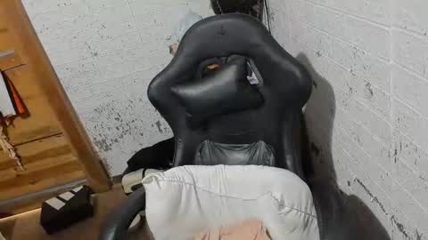 Snapshot of loveme4ever2025 chatting on 01/14/26, 01:44 shena can you follow me here and tip me yehawww online show from 01/14/26, 01:44