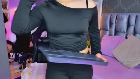 Love  online show from 11/18/25, 08:13