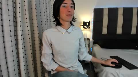 loverisu online show from 11/19/25, 10:10