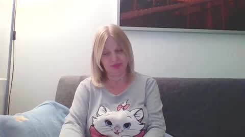 Snapshot of lovestar544963 chatting on 02/20/25, 10:15 Marlyn online show from 02/20/25, 10:15