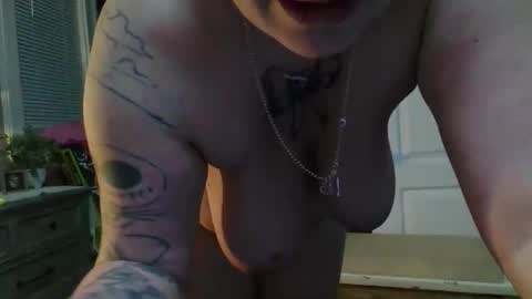 Snapshot of lovetubes101 chatting on 11/06/25, 04:24 lovetubes101 online show from 11/06/25, 04:24