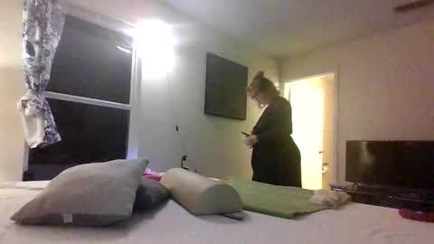 Snapshot of loveyourkittty chatting on 04/04/26, 01:26 StacyMaeWish online show from 04/04/26, 01:26