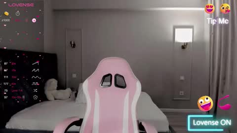 lu_mina online show from 09/15/25, 12:54