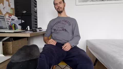 Snapshot of lubik044 chatting on 02/04/26, 12:11 lubik044 online show from 02/04/26, 12:11