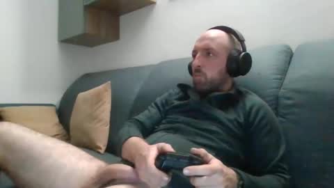 Snapshot of lucabeech88 chatting on 11/04/25, 07:57 Luca online show from 11/04/25, 07:57