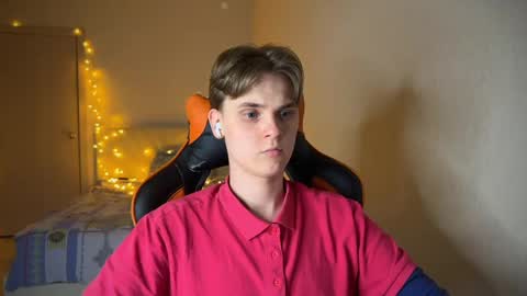 Snapshot of lucas_dany chatting on 02/17/25, 10:25 Lucas Gill online show from 02/17/25, 10:25