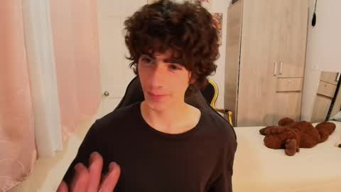 lucas_xo online show from 10/25/25, 07:16