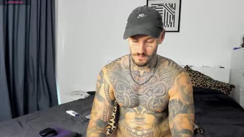 Snapshot of lucasexclusive chatting on 11/25/25, 05:18 lucasexclusive online show from 11/25/25, 05:18