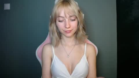 Snapshot of luciacam20 chatting on 04/08/26, 07:03 Lucy online show from 04/08/26, 07:03