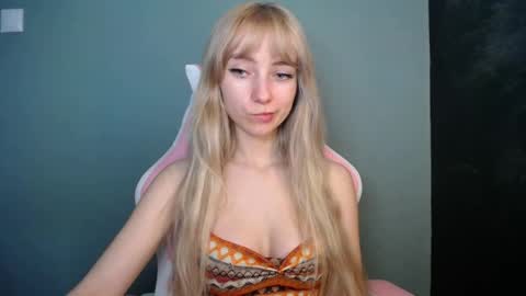 Snapshot of luciacam20 chatting on 04/11/26, 12:53 Lucy online show from 04/11/26, 12:53