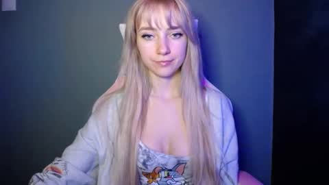 Snapshot of luciacam20 chatting on 04/17/26, 06:33 Lucy online show from 04/17/26, 06:33